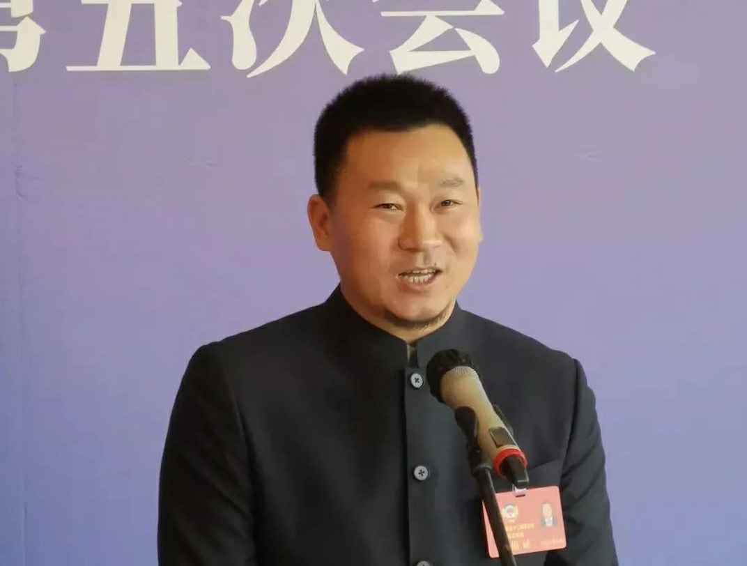 为进一步展示市政协团结、民主、开放、自信的形象，向市民和网友展示政协委员的履职风采，中山市政协十二届五次会议在2月4日上午开幕前开设“委员通道”，市政协委员、米兰体育在线登录公司入口-米兰(中国)公司总经理陈朝阳走进“委员通道”，回应社会关切的问题。他就如何做好城市应急管理规划的问题进行发言，并回答记者提问。.jpg